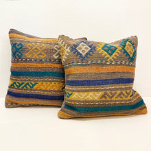 Lade das Bild in den Galerie-Viewer, Set of 2 Vintage Kilim Cushions
