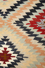 Lade das Bild in den Galerie-Viewer, Vintage Anatolian Kilim   179x251 cm .
